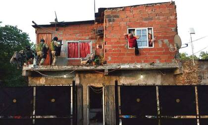 Uno de los allanamientos de la policía bonaerense, en La Matanza
