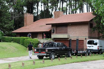 Uno de los allanamientos se realizó en una vivienda de Pinamar, en donde se secuestraron armas y se detuvo a una persona