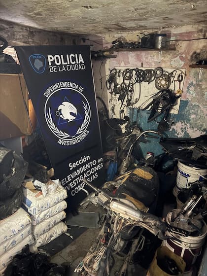 Uno de los ambientes de la casa situada en el barrio Mitre, con motos desarmadas y repuestos de distintos modelos