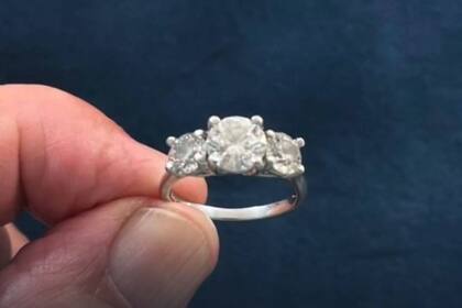 Uno de los anillos perdidos por Tiffany en la playa