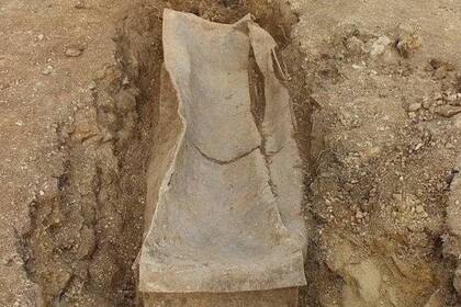 Uno de los ataúdes que hallaron en el lugar