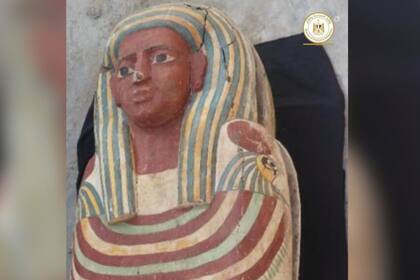 Uno de los 50 ataúdes que se encontraron en el lugar