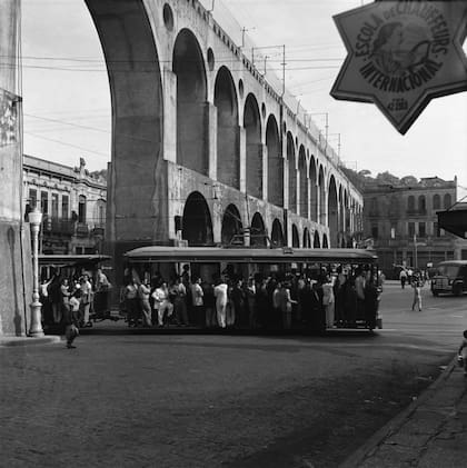 Uno de los atestados tranvías de Río
de Janeiro, en el barrio de Lapa, junto
al viejo acueducto de la ciudad.