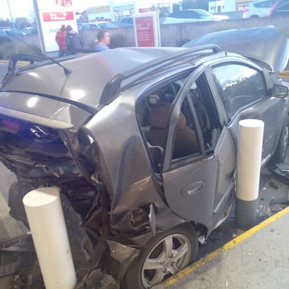 Uno de los autos impactados