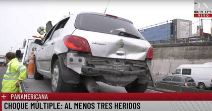 Uno de los autos accidentados es remolcado fuera de la autopista