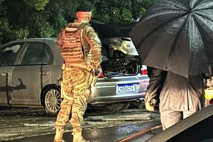 Uno de los autos incendiados, en Brasilia
