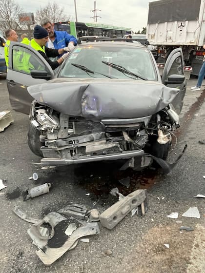 Uno de los autos que chocaron sobre la Panamericana.