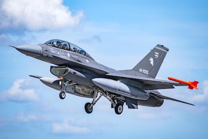 Uno de los aviones caza supersónicos F-16 comprados a Dinamarca
