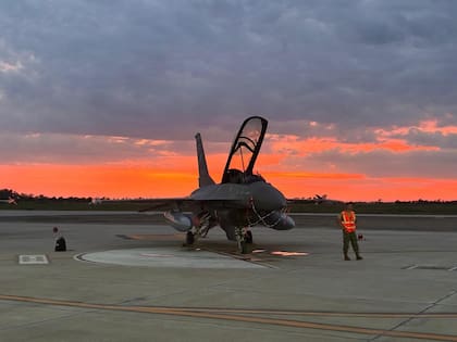 Uno de los aviones F-16 que están en el Área Militar Río Cuarto de la Fuerza Aérea Argentina