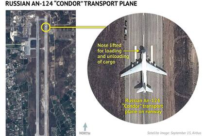 Uno de los aviones rusos de transporte, con su nariz levantada