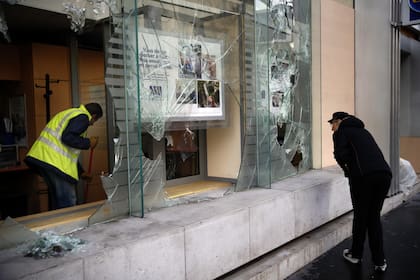 Uno de las sedes de banco destruidas por las protestas 