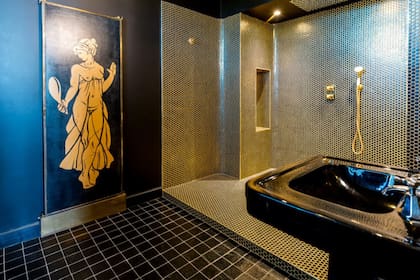 Uno de los baños de la mansión con toques modernos y algunos objetos antiguos