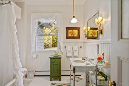 Uno de los baños de las habitaciones en suite de la lujosa mansión en venta de Travolta en Maine Foto: Realtor.com