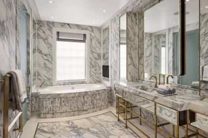 Uno de los baños, revestido en mármol