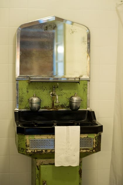 Uno de los baños se conservó como estaba, solo se actualizó la grifería