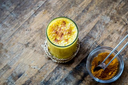 Uno de los beneficios de la leche dorada es que previene la inflamación