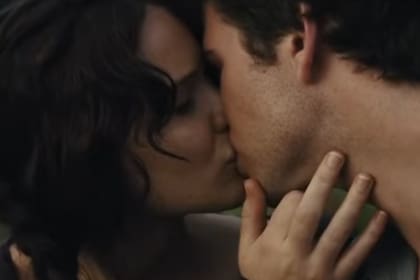 Uno de los besos de Katniss Everdeen y Gale Hawthorn en Los juegos del hambre: en llamas (Foto: Captura de video)