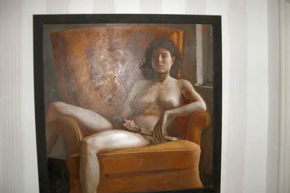 Uno de los bienes decomisados en Zorro Ranch, la propiedad de Jeffrey Epstein en el estado de Texas, fue un retrato de su asistente y cómplice Ghislaine Maxwell desnuda recostada en un sillón con una daga en sus manos