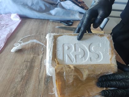Uno de los bloques de cocaína hallados en los allanamientos, con el sello “RDS” grabado en la superficie