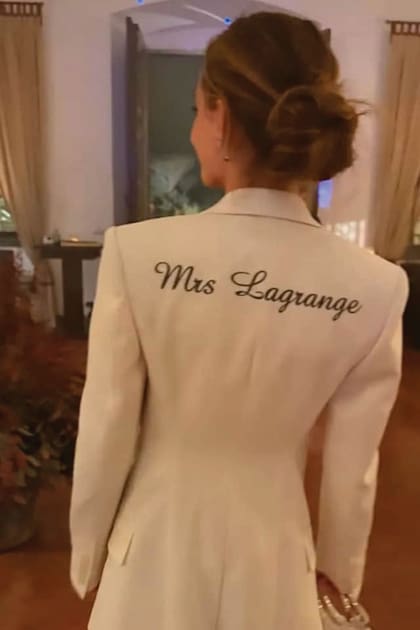 Uno de los cambios que llevó la novia
durante la noche: un traje compuesto
por pantalón, chaleco y chaqueta con la
inscripción “Mrs Lagrange” en la espalda