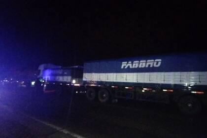 Uno de los camiones involucrados en la mortal pelea entre choferes en el acceso a la zona de puertos graneros del Gran Rosario