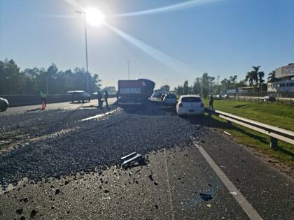 Uno de los camiones transportaba piedras y el otro carbón