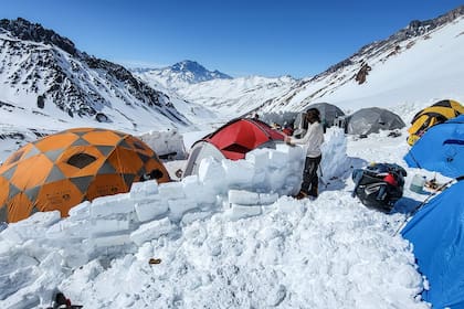 Uno de los campamentos para el rodaje del film que es un éxito en Netflix