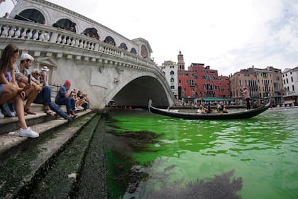 Uno de los canales pricnipales de Venecia teñido de color verde fluorescente el domingo
