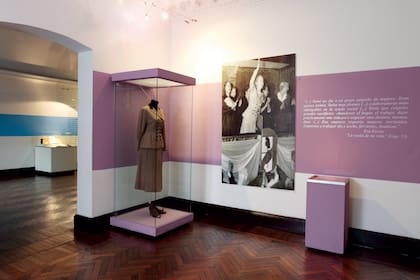 Uno de los característicos trajes sastre que lució Evita durante los siete años que fue Primera Dama. Tenía varios del mismo estilo, elegantes y sobrios.