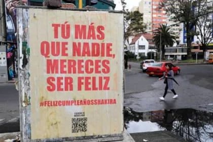 Uno de los carteles con los que sorprendieron a Shakira en Bogotá (Foto: EFE)
