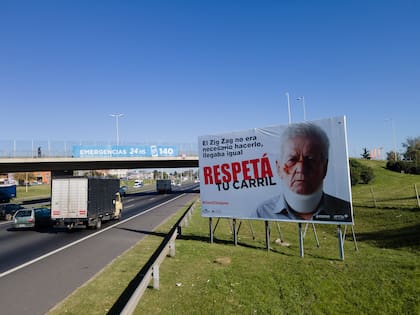 Uno de los carteles de la campaña demuestra el riesgo de realizar zig zag en las autopistas