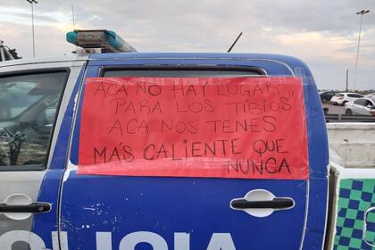 Uno de los carteles en la manifestación policial, en Puente 12