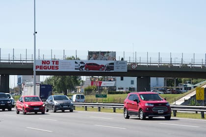Uno de los carteles que forma parte de la campaña de seguridad vial en General Paz y Panamericana hace foco en la importante de respetar la distancia entre vehículos