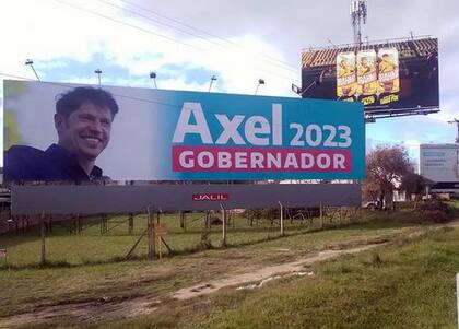 Uno de los carteles que promociona la reelección de Kicillof, en Mar del Plata