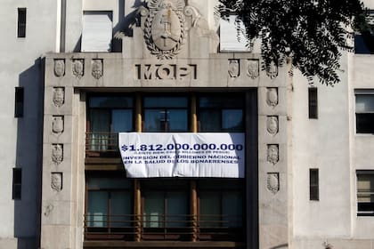Uno de los carteles que puso el Gobierno en la puerta del ministerio de Salud
