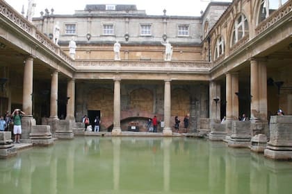 Uno de los centros termales construidos más antiguos del mundo. Los romanos realizaron las piletas y algunos de los edificios que todavía se pueden disfrutar en Bath, Inglaterra.