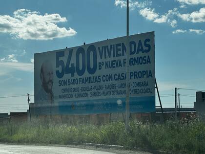 Uno de los cientos carteles con la cara de Gildo Insfrán