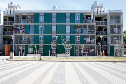 Uno de los cinco edificios construidos que albergan 110 departamentos y diez locales comerciales destinados a las familias de Cristo Obrero