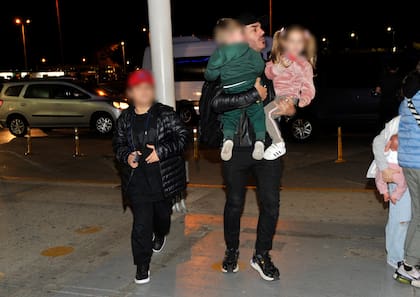 Uno de los colaboradores de La China lleva a los hijos más chicos de la actriz en brazos