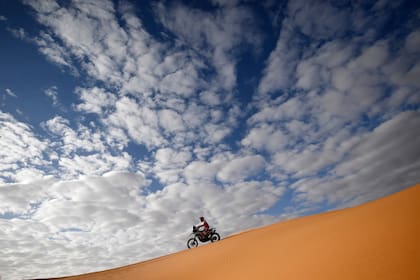 El alemán Sebastian Buhler bajo el imponente cielo de la etapa 6