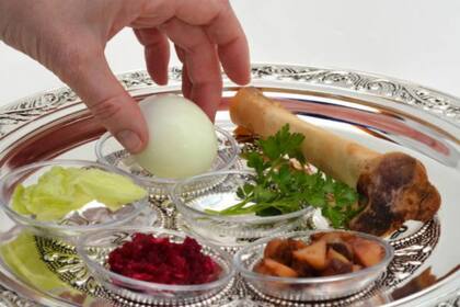 Uno de los componentes de la Keará, bandeja que contiene los alimentos de Pesaj, es el huevo