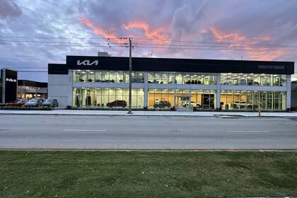 Uno de los concesionarios donde Benedetti emplea a compatriotas