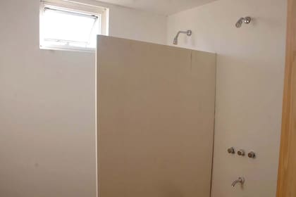 Uno de los contenedores tiene dormitorios, otro cocina y baño y el tercero comedor