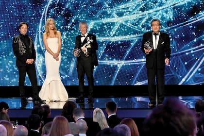 Uno de los creadores de Google, el multimillonario Serguéi Brin (cuyo
patrimonio supera los cien mil millones de dólares) entregó una estatuilla junto
a Gwyneth Paltrow, vestida con un diseño de inspiración nupcial de Donna
Karan New York: una creación de doble capa y strapless con cola asimétrica.