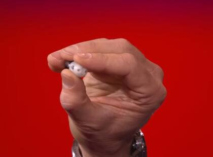 Uno de los creadores de PillBot, tragó en vivo la pastilla y mostró al público el recorrido que realizó por su cuerpo