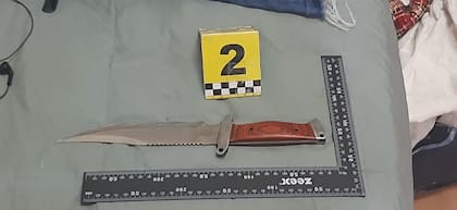 Uno de los cuchillos secuestrados por la Policía durante el allanamiento en la casa de la acusada del asesinato de Juan Domingo Estévez