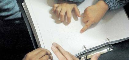 El Braille se trata de un sistema de conunicación para personas no videntes