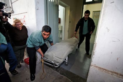 Uno de los cuerpos es retirado de la morgue de General Rodríguez el 14 de agosto de 2008