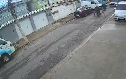 Uno de los delincuentes se bajó de la moto para interceptar al vehículo pero finalmente fue embestido
