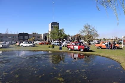 Uno de los descansos de la caravana del GPAH, compuesta por 126 vehículos; la competencia recorrió unos 3300 kilómetros a lo largo de siete distritos del país, mayormente por la Mesopotamia.